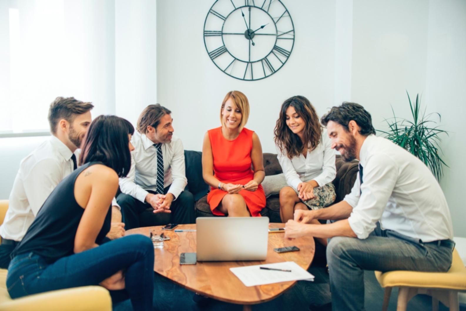 Person beim Budgetplanen mit Taschenrechner und Unterlagen